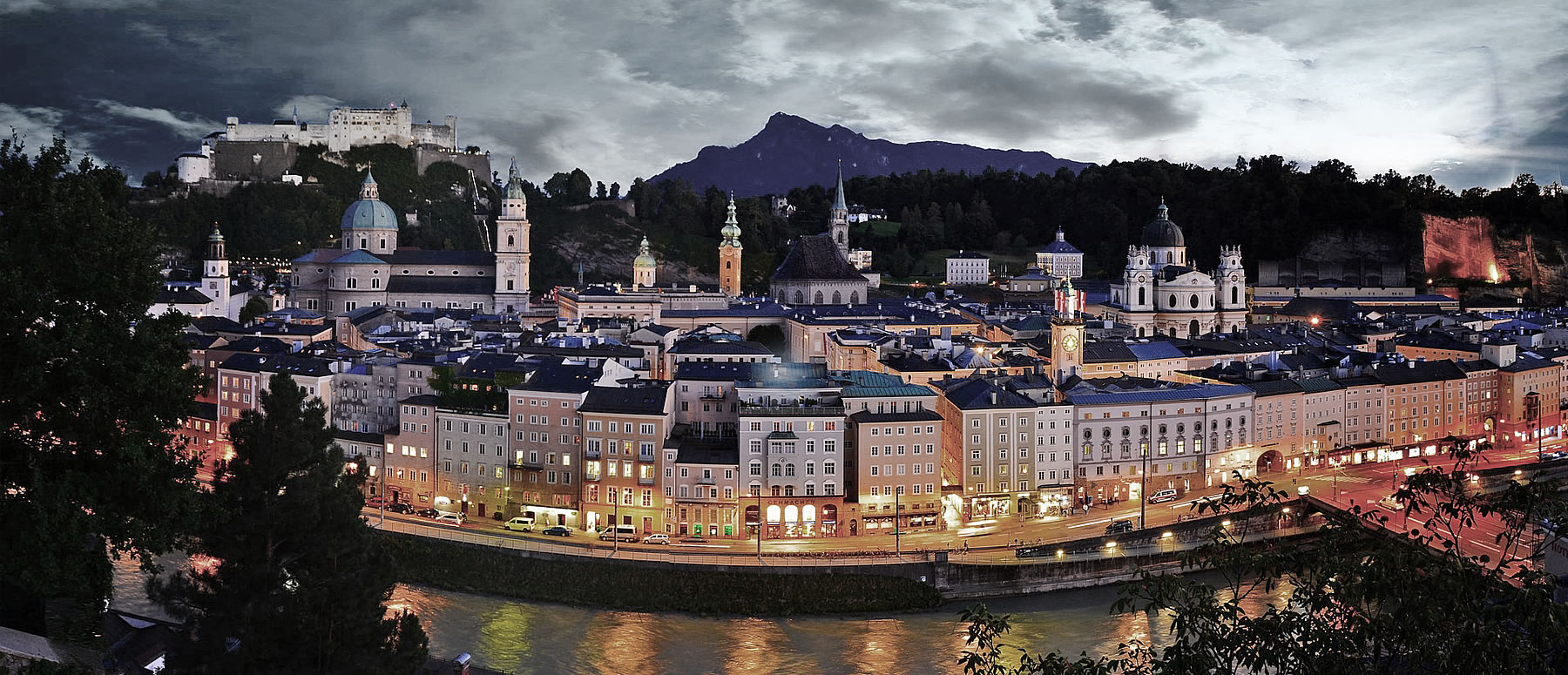 Blick auf Salzburg und die Festung bei Nacht