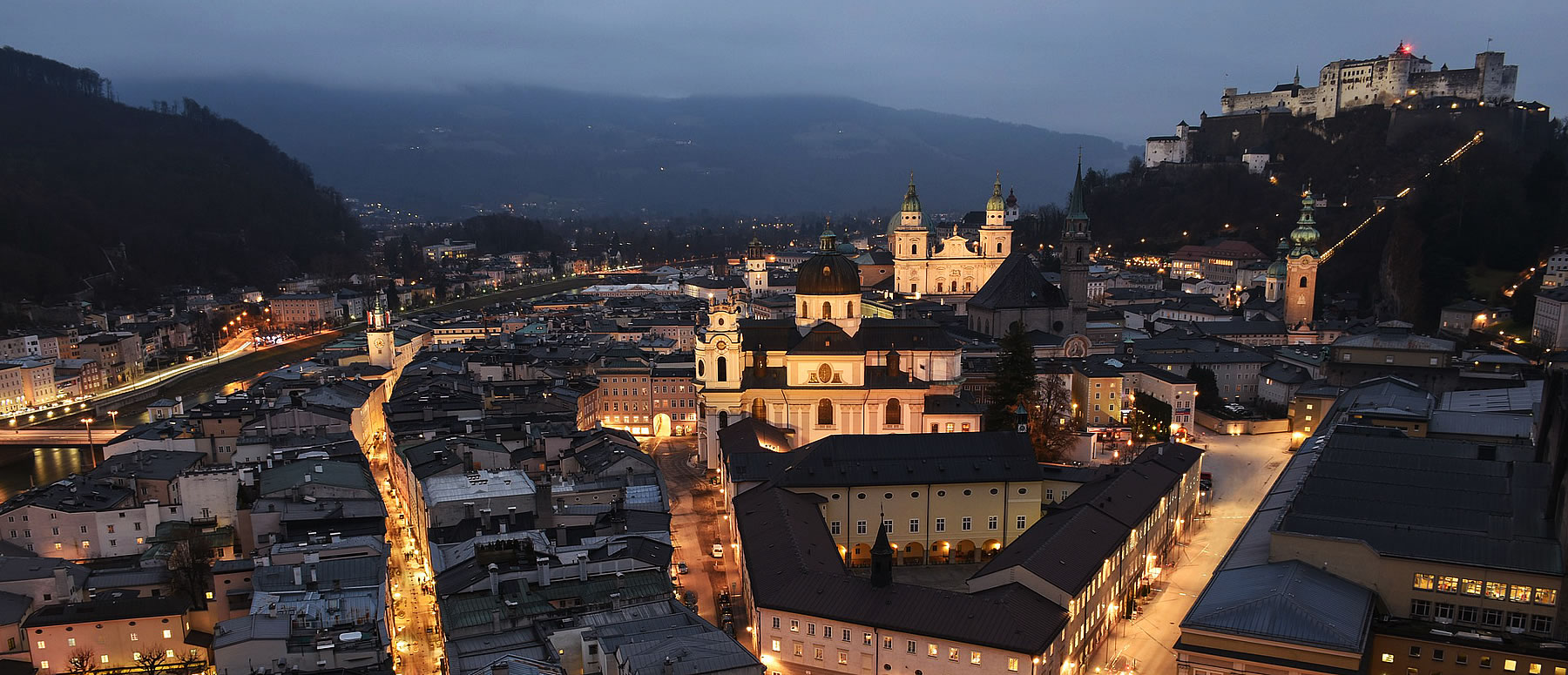 Salzburg, die Altstadt bei Nacht mit Burg