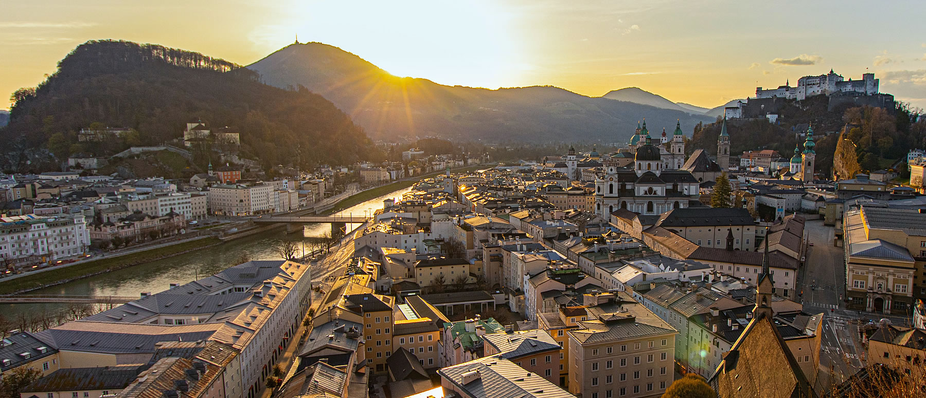 Sonnenaufgang im Sommer über der Stadt Salzburg