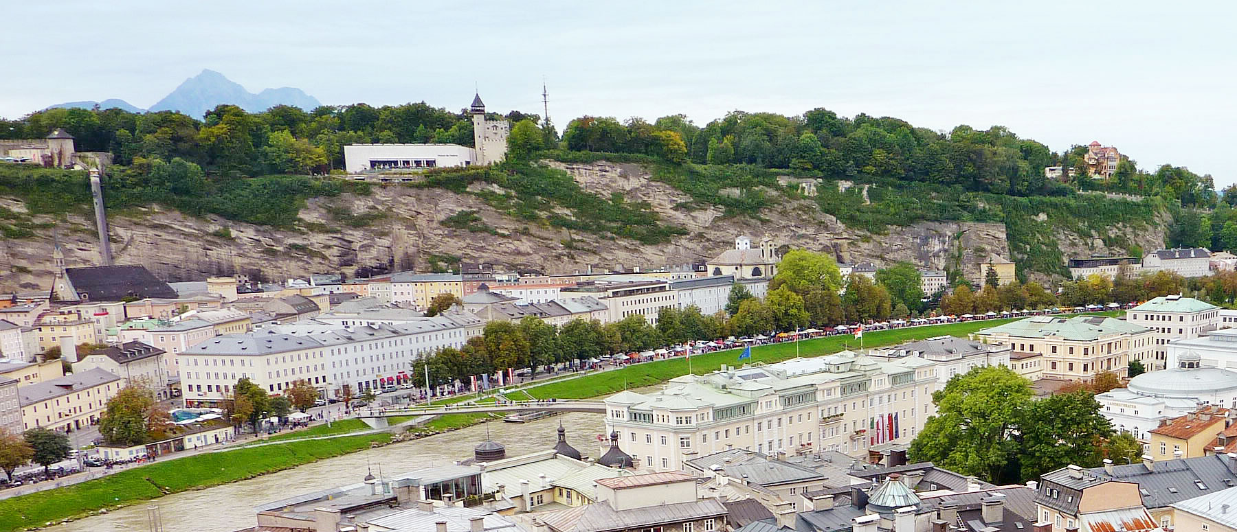 Salzburg, Altstadt mit Salzach und Museum im Sommer